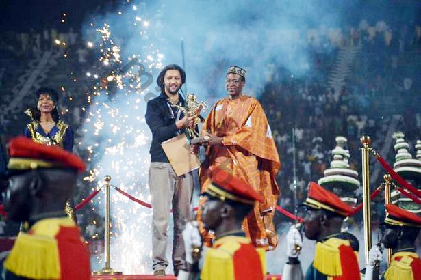Le président du Faso, Blaise Compaoré remettant, samedi, l'Etalon de Yennega au réalisateur du film Tey