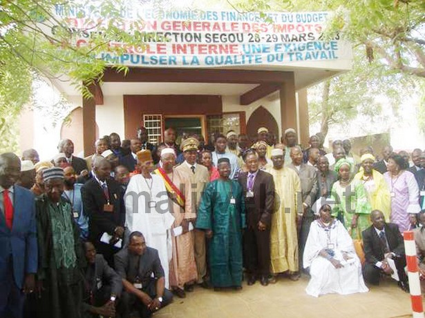 photo de famille du ministre de l'Economie et des Finances, Tienan Coulibaly avec les responsables de la direction générale des Impôts