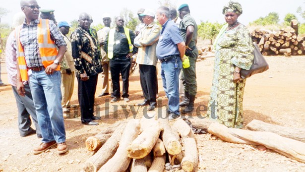 Le ministre Ousmane Ag Rhissa, en compagnie du DG de Endavour (D), sur le site de l'orpaillage du village de Sitakily