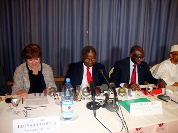 Le ministre de l'Economie et des finances, Tienan Coulibaly (C) lors des travaux. Il est entouré de l'ambassadrice des USA au Mali et du président du REAO-Mali, Djibril B Tabouré