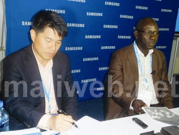 Le directeur de Samsung Dakar, Léon Shin et son directeur marketing, Issa N'Diagne, face aux journaliste présent au Forum