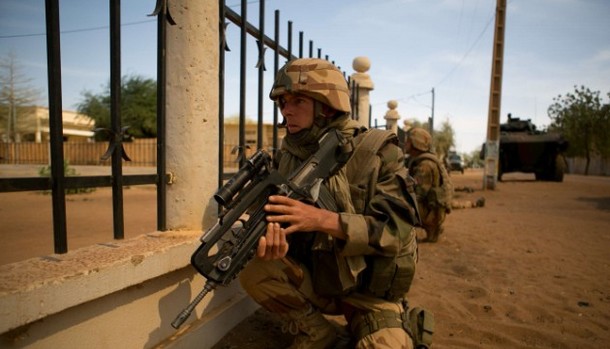 Un soldat français se tient prêt à tirer près de Gao. Le 21 février 2013. (STR/AP/Sipa)