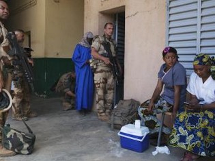 Des soldats français dans un hôpital de Gao, ce jeudi 28 février. REUTERS