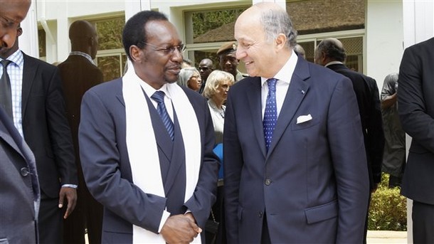 Laurent Fabius, le ministre français des Affaires étrangères, rencontre le président malien par intérim, Dioncounda Traoré, à Bamako, le 5 avril 2013. Photo : AFP