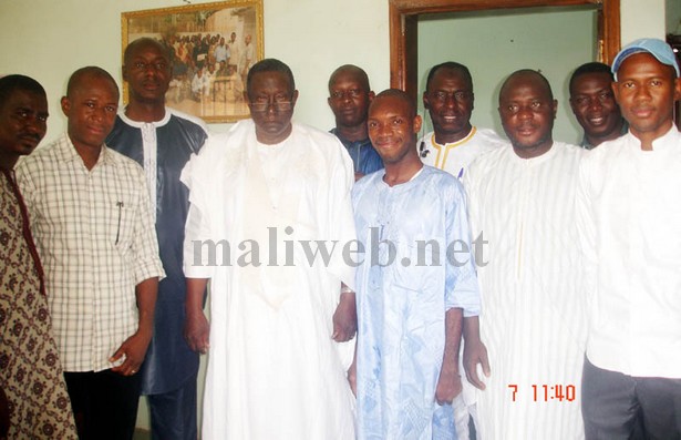 photo de famille entre les membres de l'AJSM et Kola Cissé