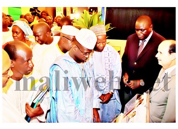 L'administrateur général de la Bim SA, Abdemahad Kettani donnant des explications au ministre du budget, Marimpa Samoura et au président de l'APBEF, Moussa Alassane Diallo lors de la journée des banques