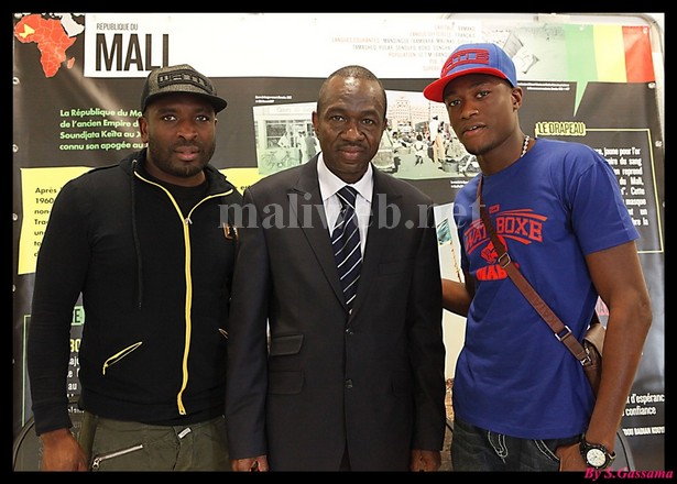 Le Consul Mangal Traoré entre Dawala (à gauche) et le grand espoir de la boxe malienne, Mohamed Diaby