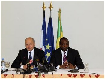 Le ministre français des Affaires étrangères Laurent Fabius et son homologue malien Tieman Hubert Coulibaly, à Bamako, le 5 avril 2013. REUTERS/Adama Diarra