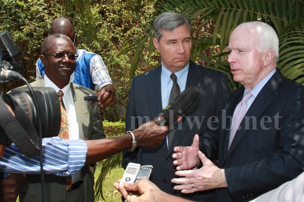 Les Senateurs McCain et Sheldon Whitehouse repondent aux questions de la presse.