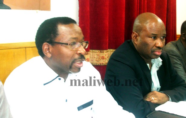 Le vice-président de l'AS Réal, Seydou Sow (G) et Abdel Kader Sangho, président de la section basket-ball