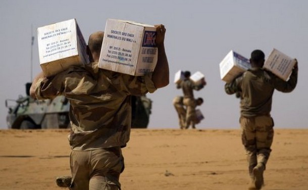 Des soldats français transportent des caisses d'eau le 8 avril 2013 au nord de Gao  © AFP Joel Saget