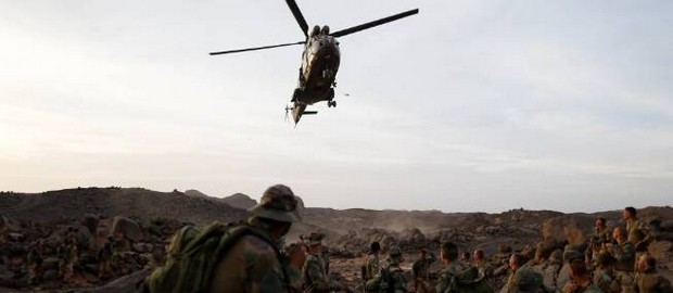 Un hélicoptère se pose dans le massif de l'Adrar des Ifoghas. © Kenzo Tribouillard/AFP