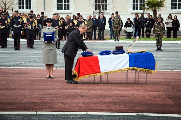 Le ministre de la Défense, Jean-Yves Le Drian, a rendu hommage mardi à Aubagne (Bouches-du-Rhône) au 6e soldat français mort au Mali