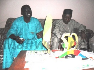 A gauche, Demba Conta, 2e adjoint au maire de Yoywarou, et Oumar Kori Gago, maire de la Commune rurale de Gongo.
