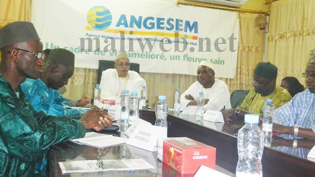 Le ministre de l'Environnement et de l'assainissement, Ousmane Ag Rhissa (C), lors de la rencontre