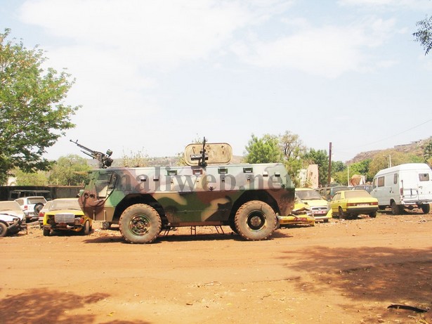 Un BRDM stationné dans la cour du GMS