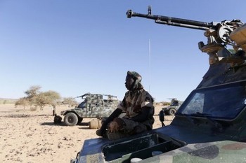 Des militaires tchadiens déployés dans le désert près de Tessalit au Mali, le 14 mars 2013 © AFP