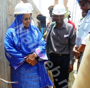 Mme le ministre de l’emploi en visite de chantier à la Maison des artisans de Mopti