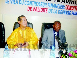 Le ministre Marimpa Samoura (D) et le DG du contrôle financier Alhassane Ag Hamed Moussa