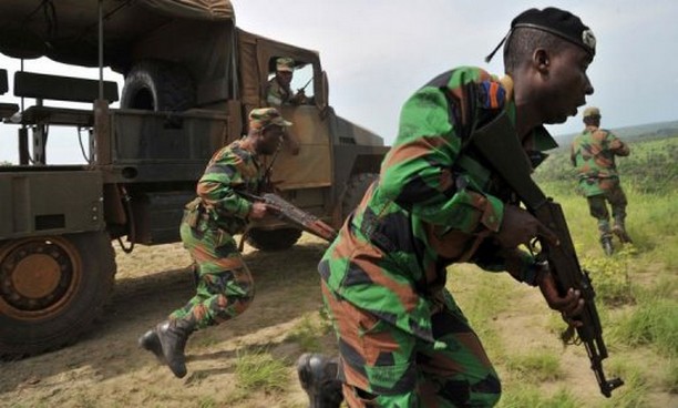 Des soldats ivoiriens participent à des exercices militaires franco-ivoiriens, le 6 avril 2013 à Lomo, avant leur déploiement au Mali  © AFP Issouf Sanogo