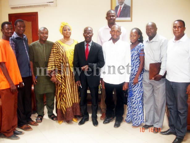 La photo de famille du ministre de la communication avec les membres de l'Ajsm