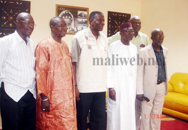 photo de famille du ministre Bruno Maiga avec les cinéastes maliens
