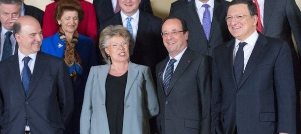 Le président français entouré des commissaires de l'Union européenne, à Bruxelles