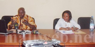 Le chef de projet de la campagne "Santé les enfants d'abord, Dr Jeremii Goita et Mme Yolande Fouda, coordinatrice régionale d'Afrique de l'Ouest basée à Dakar