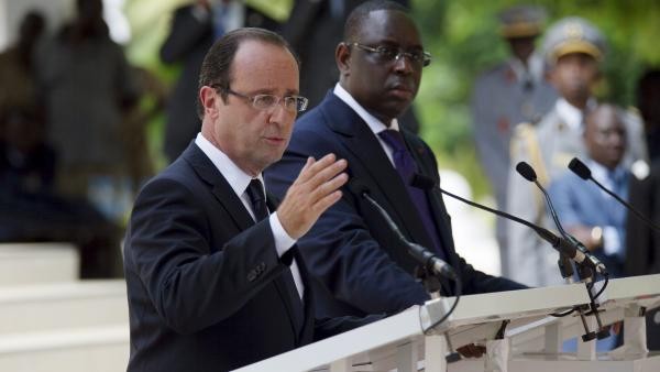 François Hollande avec le président sénégalais Macky Sall à Dakar. REUTERS/Joe Penney