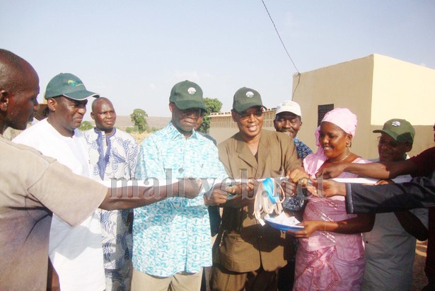Le ministre Baba Berthé inaugurant du système d'irrigation par aspersion à la station de recherche agronomique de Sotuba