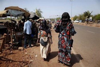 Sur un marché de Bamako, en février dernier. Le Mali demandera mercredi, à l'occasion d'une conférence des bailleurs internationaux à Bruxelles, une aide de près de deux milliards d'euros pour reconstruire le pays et stopper la résurgence d'activistes islamistes liés à Al Qaïda dans les villes du Nord.