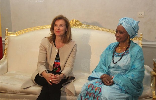 Madame Valeérie Trieweiler compagne du président Français François Hollande accueillie par Mme Traoré Mintou Doucouré première Dame du Mali. Mercredi 15 mai 2013. Aéroport de Bamako.