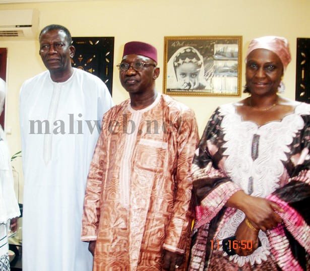 Le ministre Bruno Maiga entouré du cinéaste Cheick Oumar Sissoko et son segal
