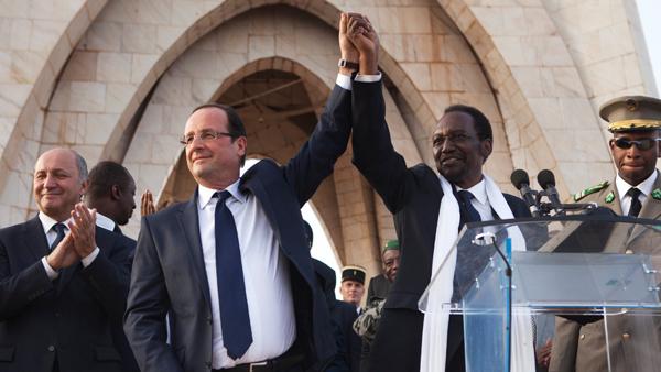 François Hollande et le président malien par intérim Dioncounda Traoré, le 2 février 2013 à Bamako.
