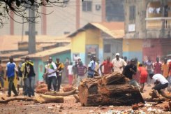 Des opposants au régime manifestent le 2 mai 2013 à Conakry  © AFP