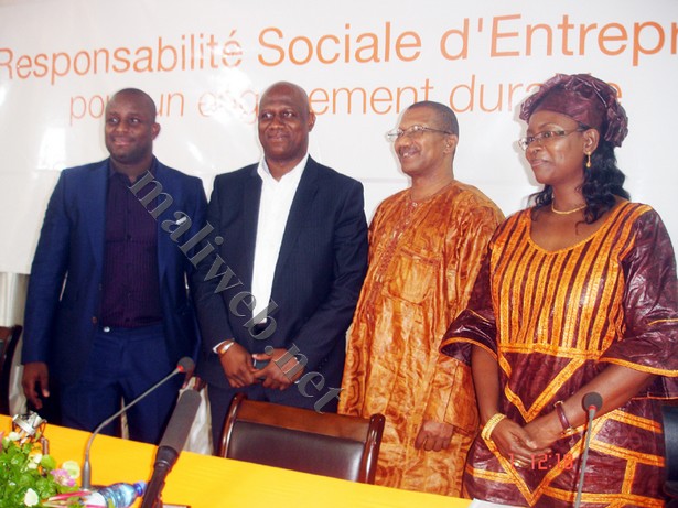 Une vue des responsables de la société Orange-Mali avec le chef de cabinet du ministère de l'Action humanitaire