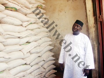 Le ministre de l'industrie et  du commerce, Abdoul Karim Konaté s'assurant de la disponibilité des stocks de sucre dans les magasins