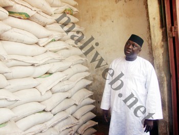 Le ministre de l'industrie et du commerce, Abdoul Karim Konaté s'assurant de la disponibilité des stocks de sucre dans les magasins