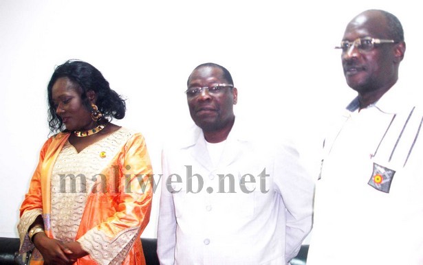 Haidara Chato Cissé, son directeur de campagne Seydou Traoré et son époux El Hadj Baba Haïdara dit Sandy, hier à la Cour Constitutionnelle