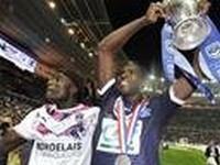 Cheick Tidiane Diabate avec le trophée de la coupe de France