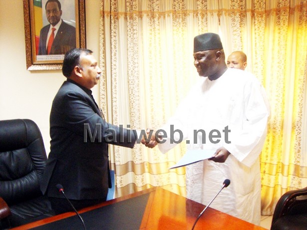 Le ministre du Commerce et de l'industrie, Abdoul Karim Konaté et le vice - président Afrique de ce puissant groupe, Anupam Govil Anupam Govil
