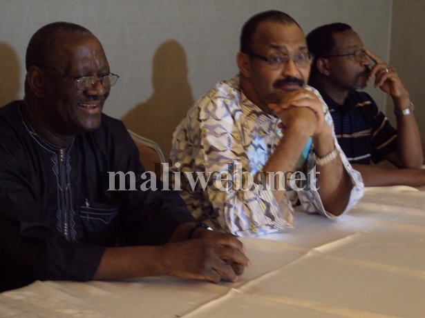 Ministre de la Jeunesse et des Sports, M. Hamèye Founé Mahalmadane, et Boubacar Monzon s'entretenant avec les joueurs