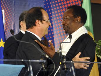 François Hollande et son homologue malien, Dioncounda Traoré, à la conférence des donateurs à Bruxelles en mai dernier. Des donateurs embarrassés par la dernière note attribuée au FMI. REUTERS