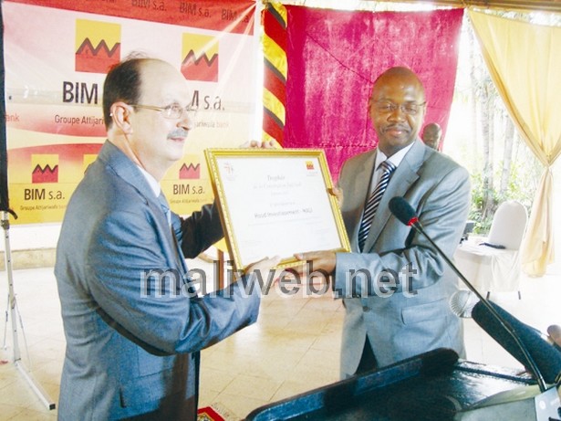 Remise du certificat au lauréat du trophée de la coopération sud-sud de la 2ème édition du Forum " Afrique développement "