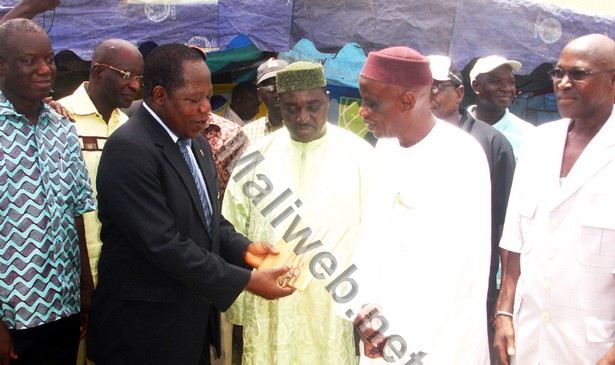 Remise de clé de Kablan Sampon à Touré, vice-président de la Femafoot