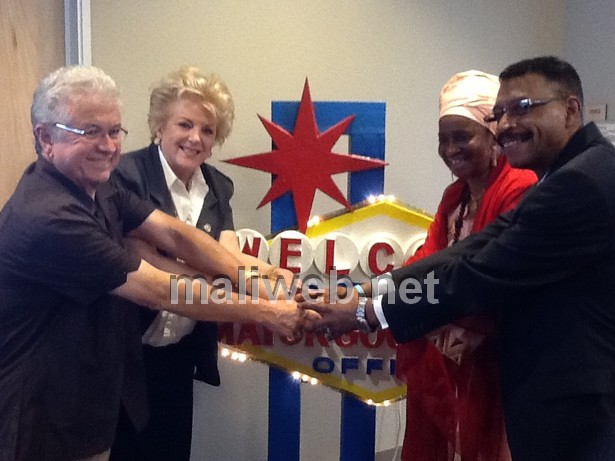 De gauche à droite, Sénateur Bob Coffin, madame le maire de Las Vegas, Caroline G Goodman, l’ambassadeur du Mali à Washington Almamoun Keita et Mme Tsar Mintou Doucouré