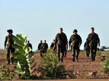 Militaires français sur l’aéroport de Bamako, Mali, le 14 janvier 2013. AFP PHOTO/ISSOUF SANOGO