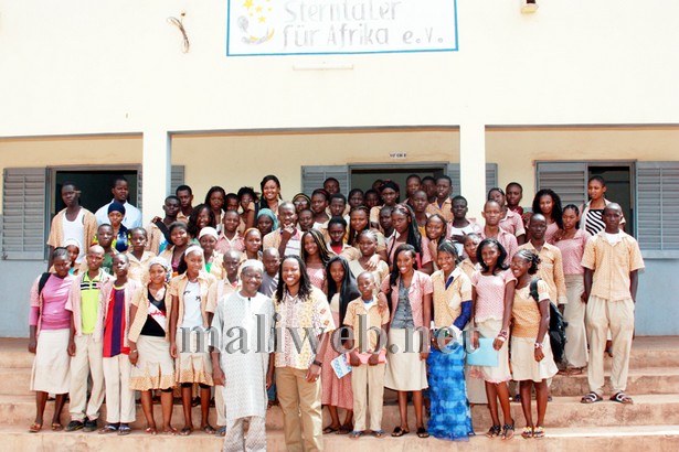 Omékongo Dibinga posant avec les élèves du lycée El Hadj Karim Traoré