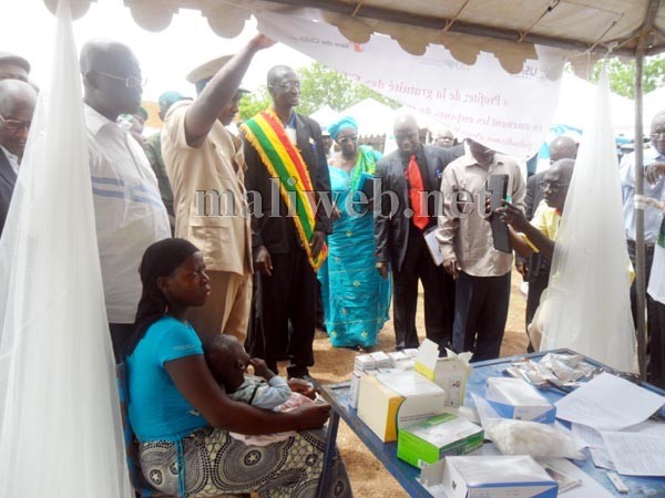 Les officiels visitant les stands