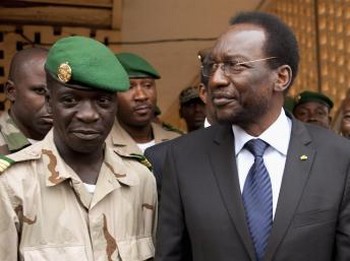 Le capitaine Sanogo, béret vert sur la tête, et le président malien, Dioncounda Traoré, en 2012. Reuters